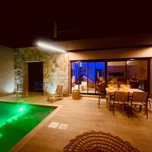 Villa Casa Damicella Bord de Mer avec Piscine, hotel in Palasca