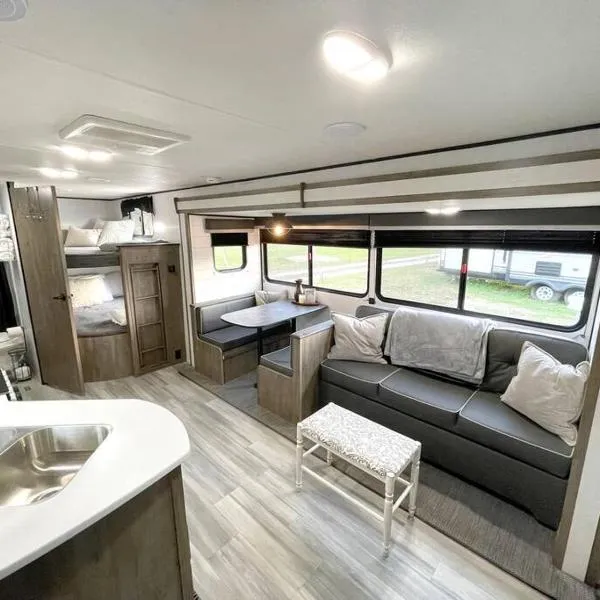 RV located on private property, providing access to the Guadalupe River, accommodates up to 5 guests, hotell sihtkohas New Braunfels