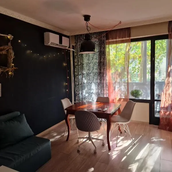 Homey art apartment next to Drujba lake Metro stations and bul.Tsarigradsko Shose, hotel in Sofia