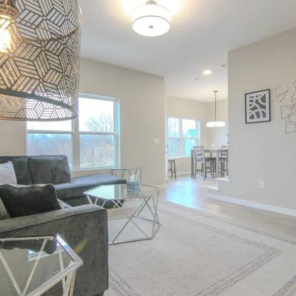 Cedar Falls Townhome - New Construction - 3 KINGS!, ξενοδοχείο σε Cedar Falls