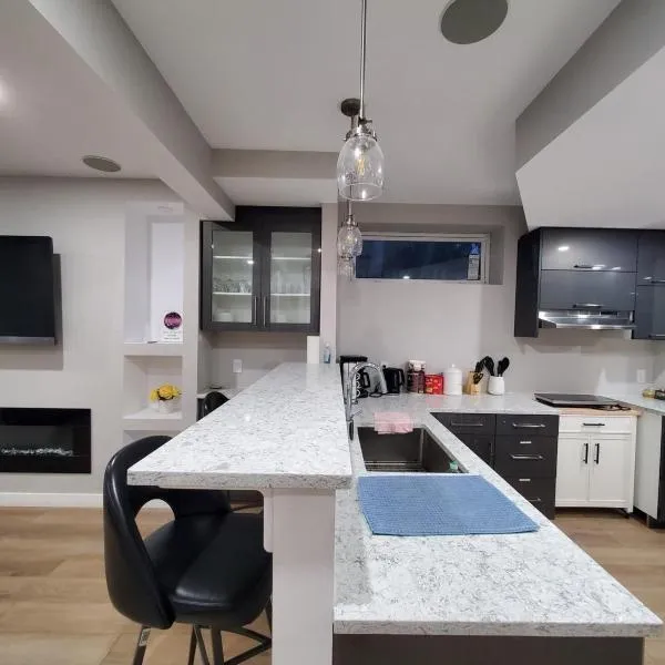 Private Entrance 2 Bed 1 Bath, hotel v destinaci Winnipeg