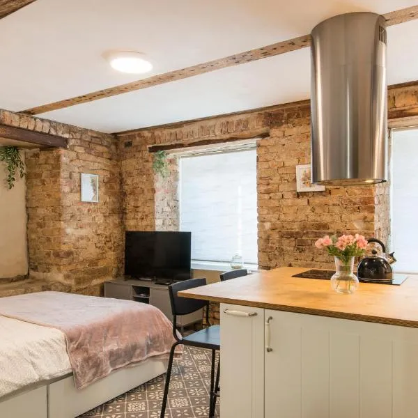 Quiet center studio with private parking, hotel in Rīga