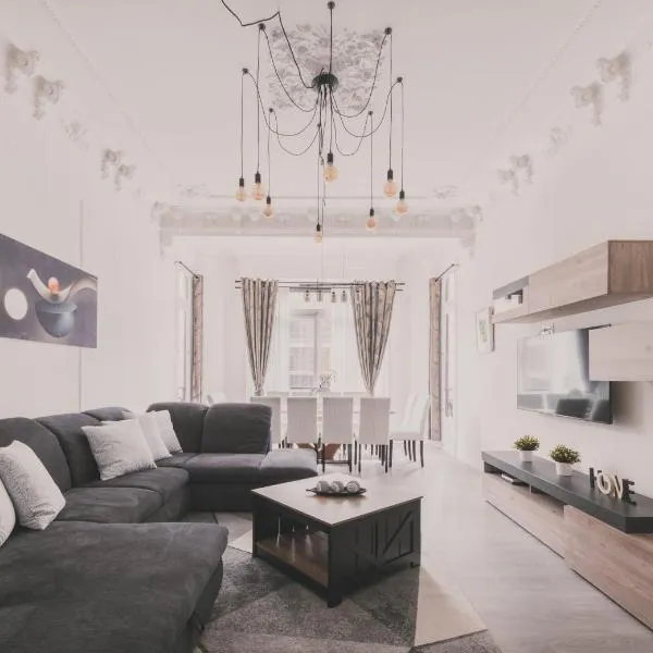 Amplio Piso de 7 habs, 4 baños sobre calle Gran Vía, hotel em Madri