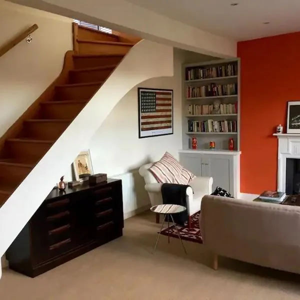 Stylish top floor 1 bed flat in West Hampstead, hotel in London