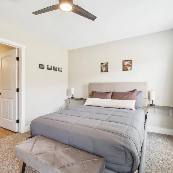 A pet friendly cozy condo in Traverse City, hotel di Williamsburg