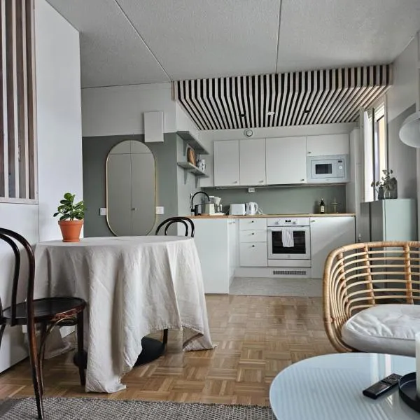 Kodikas juuri remontoitu yksiö keskustassa, хотел в Хамеенлина