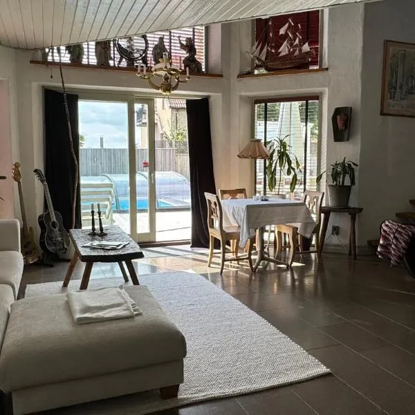 Unikt boende i egen del av hus nära stad och strand，斯塔德的飯店