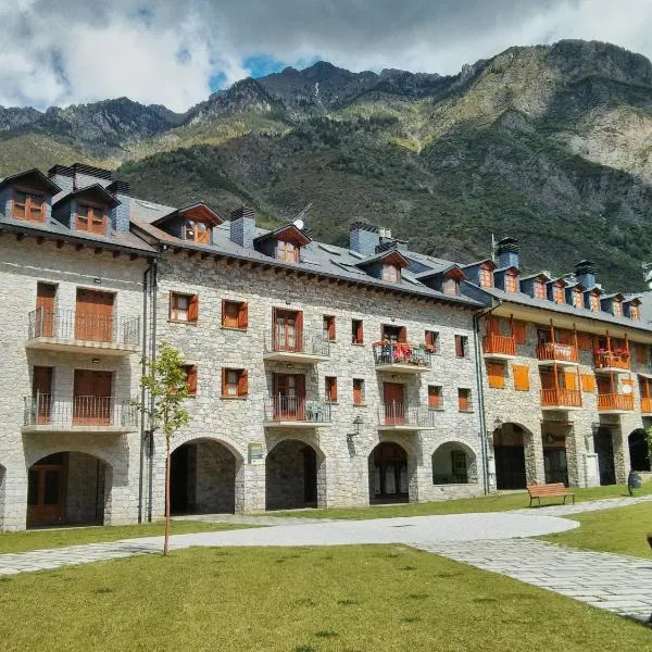 Apartamento Lamatriz Dequin Edificio Sayo 8, hotel u gradu 'Benasque'