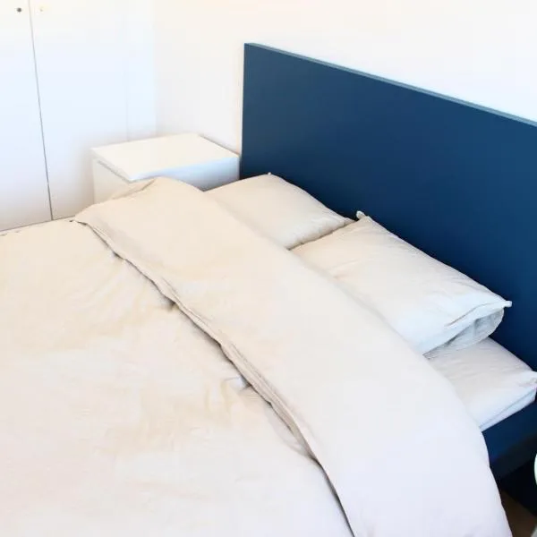 Modern Homestay with River Views, Sunrise & Friendly Cats, hotel v Lisabonu