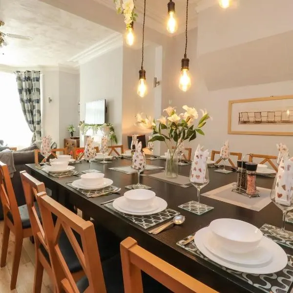 7-Bed Beachside Retreat - Free Parking & Pets!, hotel v destinaci Blackpool