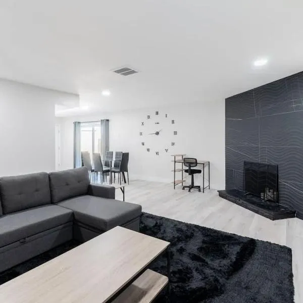5Mins to Fremont 10Mins to Strip! Sleeps 8!, hotel in Las Vegas