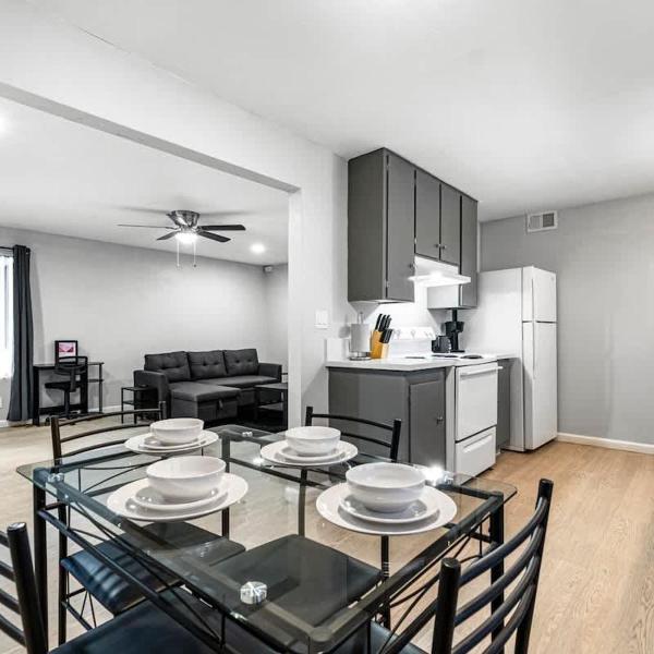 Charming Two Bedroom Sleeps 6! Close To Strip!, Las Vegas