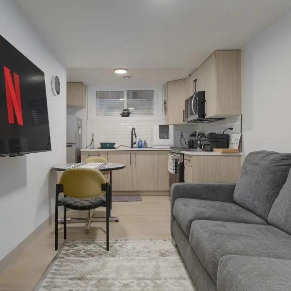 Modern Suite by Royal Alexandra Hospital l Free Parking WiFi Netflix, hotel in Edmonton