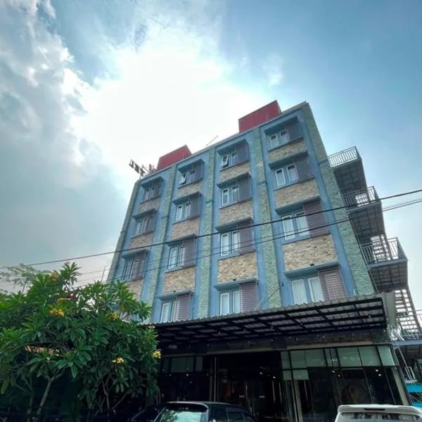 CREW EXPRESS Hotel, hotel in Lubukpakam