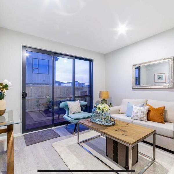 Scott point private entry flat offers the entire living room, bedroom and ensuite, parking available, Auckland