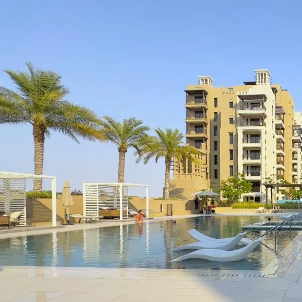 Ultra Luxury Flat with Amazing Pool Near to Burj, hotel in Dubai