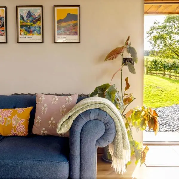 Romantic Snowdonia Cottage with Hot tub, sea & mountain views, hotel in Tywyn