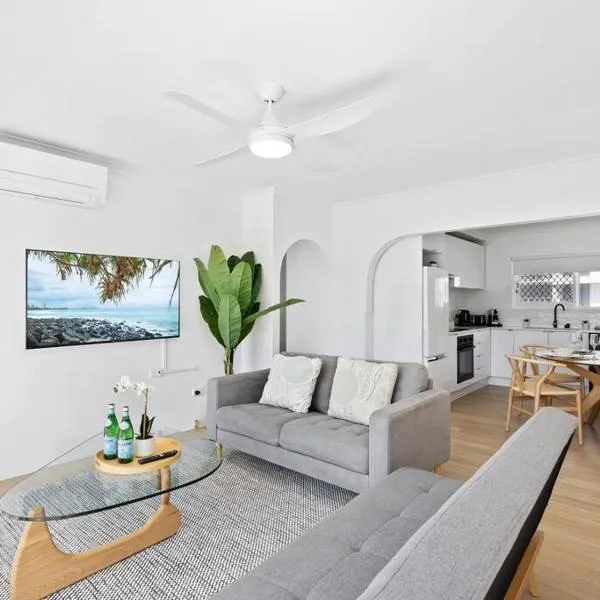Beachfront escape Broadbeach, 2 bd, Pool , sleeps 7, hotel in Gold Coast