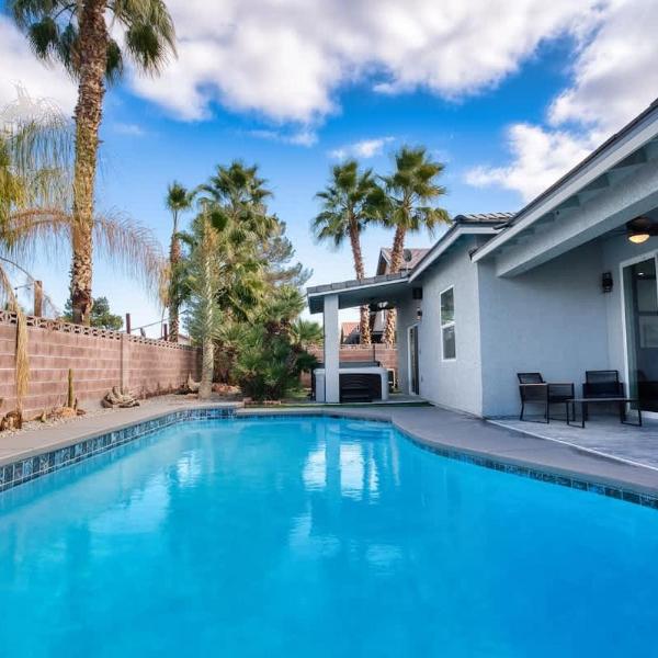 VEGAS OASIS CLOSE 2 STRIP! Private Hot tub & Heated Pool, Las Vegas