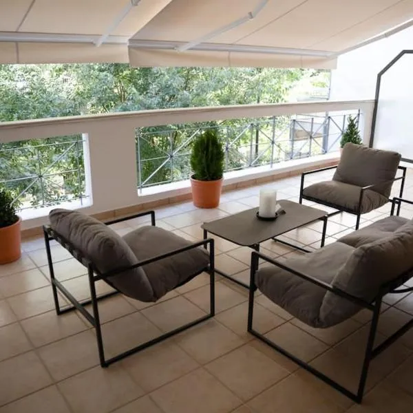 Υπέροχο διαμέρισμα με πάρκινγκ, hotel in Larisa