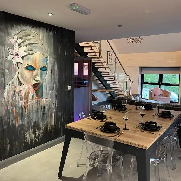 Luxury Hot Tub Jacuzzi & Sauna Apartment With Pool Table In Mid Ulster, hotel in Coalisland