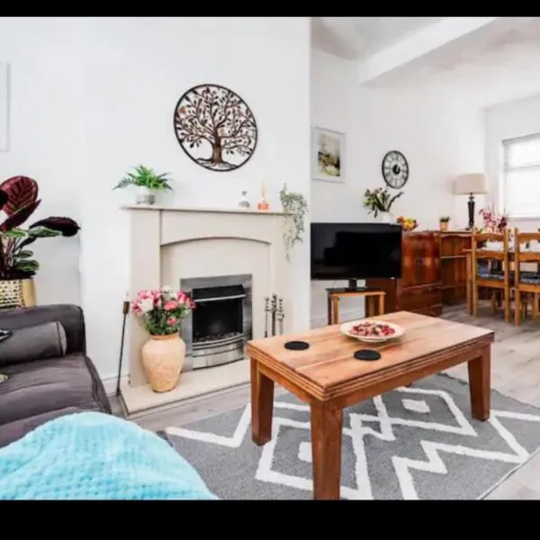 Simons Cosy 2 bedroom home sleeps 5, contractors Welcome, hotel v destinaci Liverpool
