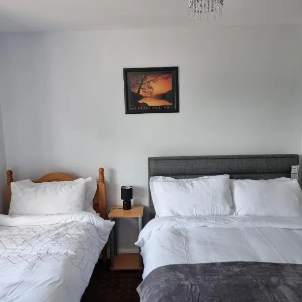 3 Bedrooms - Sleep 7 - Garden - Private Parking, hotel in Carrick on Shannon