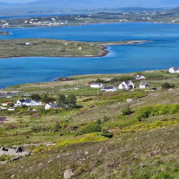 Achill Island Holiday home by the Sea - Idyllic views, Sleeps 6, Full kitchen, Fireplace and Wifi throughout, hotel v destinaci Achill Sound