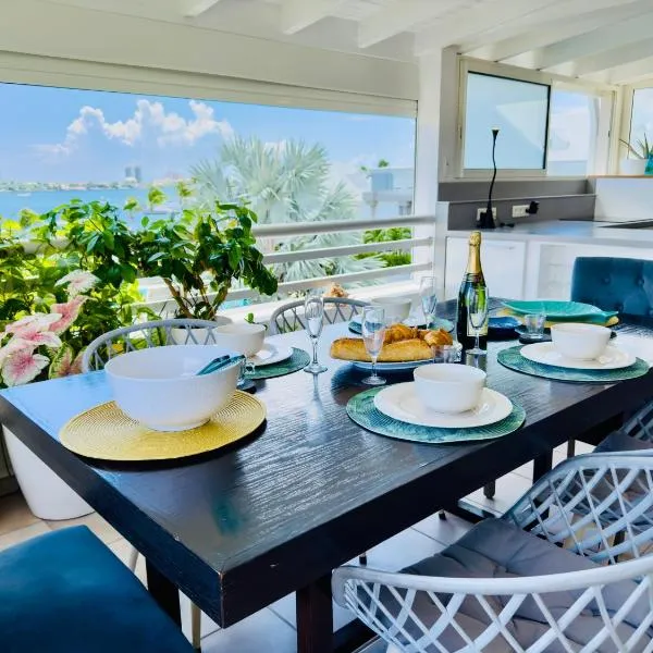 Spacious Waterfront 2 Bedroom Condo with 2 Bathrooms, Pool, AC, ξενοδοχείο σε Baie Nettle