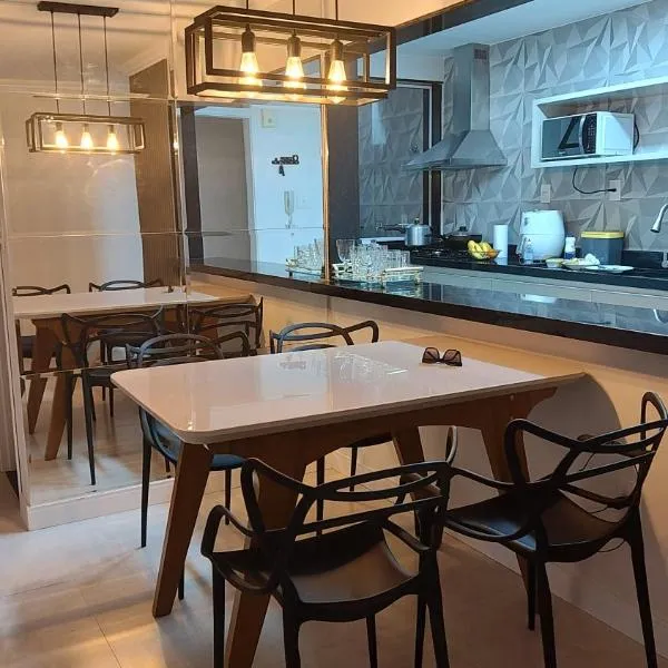 Excelente apartamento com vaga garagem a 50 metros da orla da Praia do Morro Guarapari, hotel en Guarapari