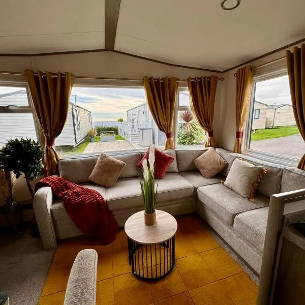 Holiday home in Durdle door with stunning Sea view, hotel v destinaci West Lulworth