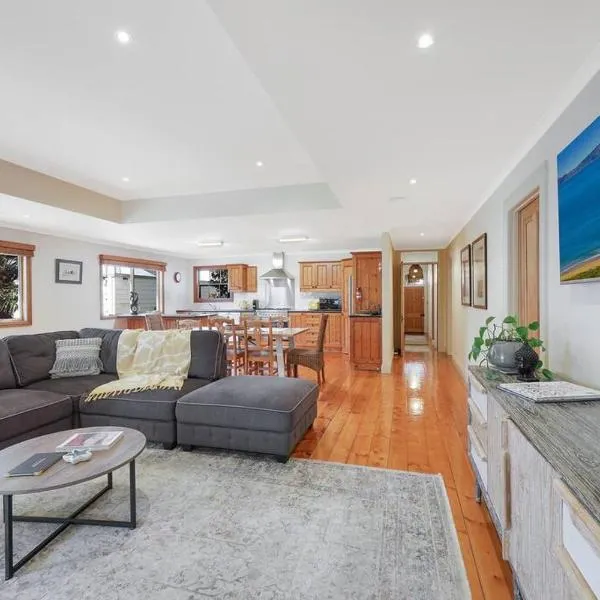 Spacious four bedroom central house sleeps 8, hotel in Warrnambool