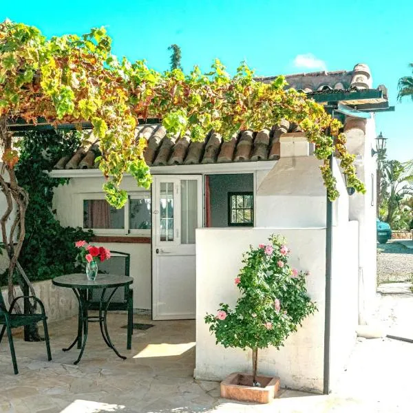 Tiny house 12m2 in holiday park with 55 m2 pool, hotel in Tolox