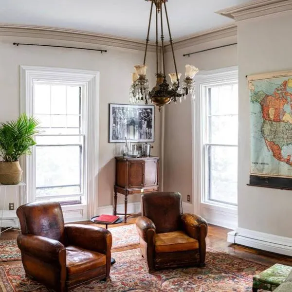 Stunning Apartment in Historic Federal Hill Mansion near Downtown & College Hill, hotel in Providence