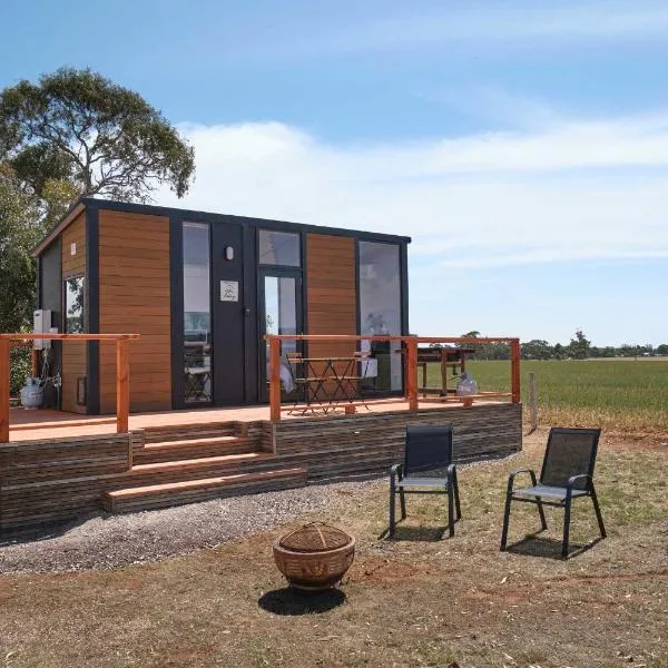 The Gums Cottage by Tiny Away, hotel in Hallett