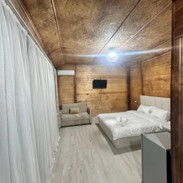 Hovakimyans Hotel And Pool EVN, hotel in Pʼarakʼar