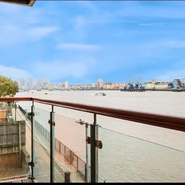 Amazing River view 2 bedroom apartment, sleeps 6 , balcony and parking, hotel in London