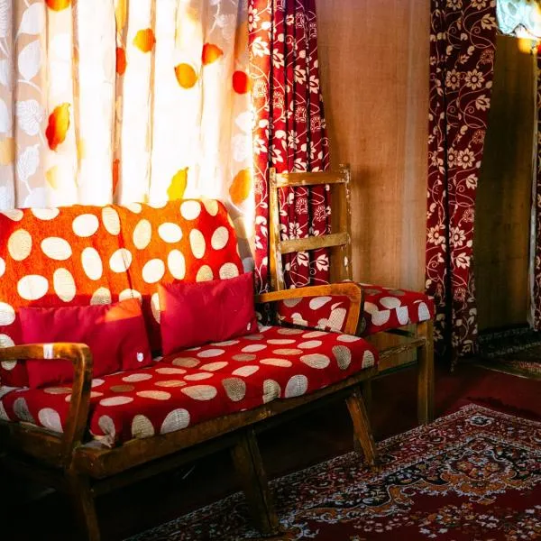 Veena Palace Group Of Houseboats, hotel in Srinagar