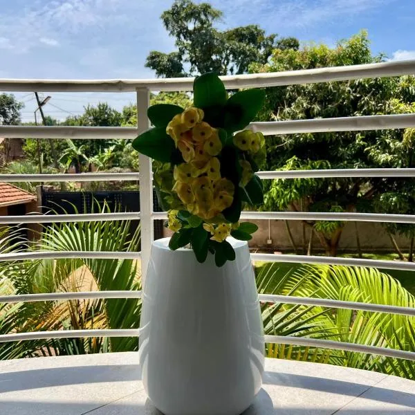 Hidden beautiful Modern Apartment, hotel v destinaci Entebbe