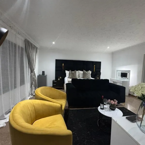 HomelyVest Guesthouse, hotel v destinaci Carletonville