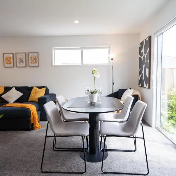 Cosy 2 Bed 3 Bath Home Close to CBD And Hagley Park，位于阿丁顿的酒店