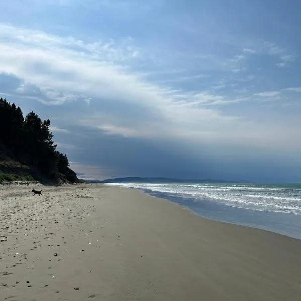 Waikuku Beach Holiday Park, hotel in Waikuku Beach