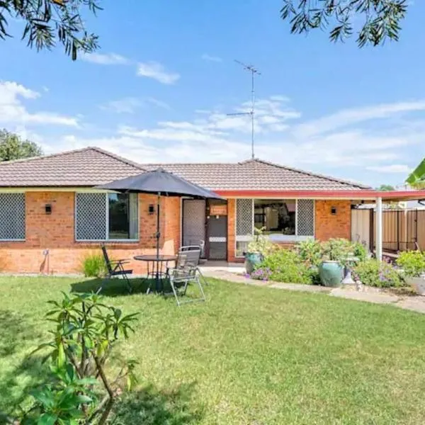 Cheerful 3 Bedroom House With Free Parking, hotel v mestu Kingswood
