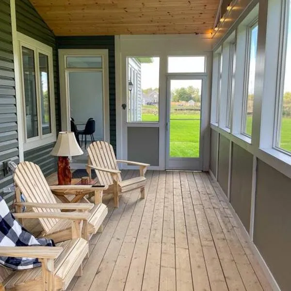 Spacious 3 Bdrm Retreat, Muskoka Room & Fireplace, hotel in Bracebridge