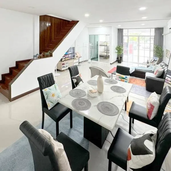 MIQ HK611 Huai Khwang 4BR Jodd fair, hotel in Ban Na Song