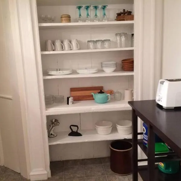 Charming Farmhouse in the City, Near Wine Country、ベルビルのホテル