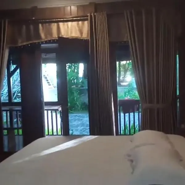 HENDRO'S SURF CAMP Pulau merah, hotel di Pasanggaran