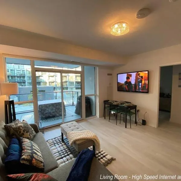 Beautiful Condo, 2 Bedrooms and a Den in Friday Harbour Resort!, khách sạn ở Innisfil