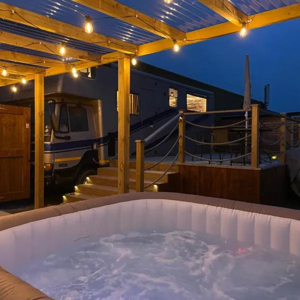 Horse Truck Tiny Home with Hot Tub, hotel in Ashbourne