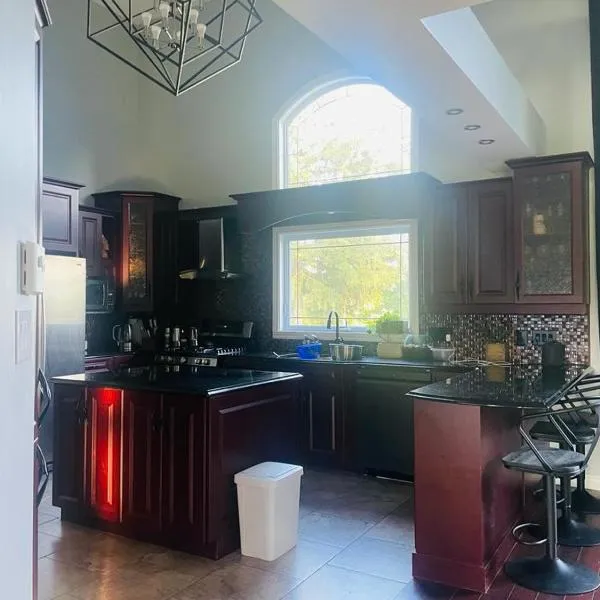 Lakefront House 25 minutes from downtown Ottawa-Gatineau, hotel in Gatineau